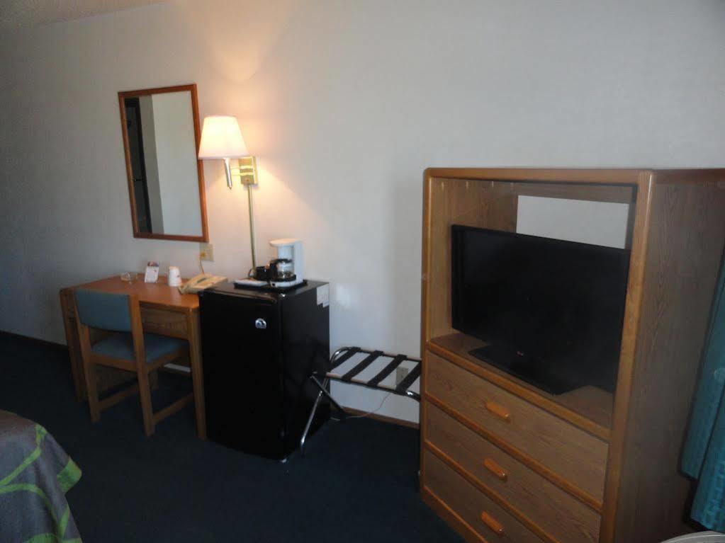 Super 8 By Wyndham Wayne Hotel Exterior foto